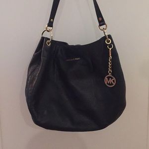 MICHAEL KORS SINGLE STRAP BLACK SHOULDER BAG